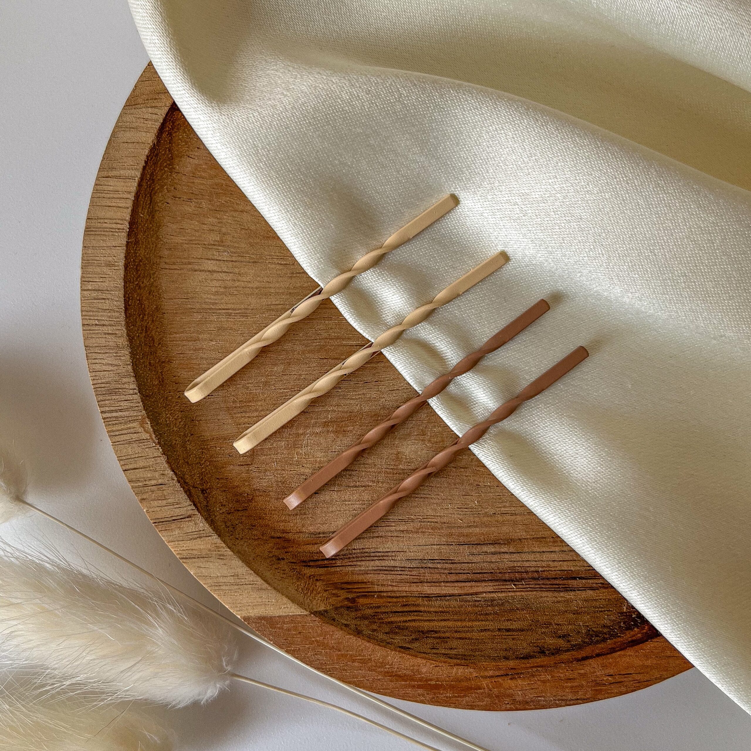 Невидимки «закрученные», молочный и бежевый