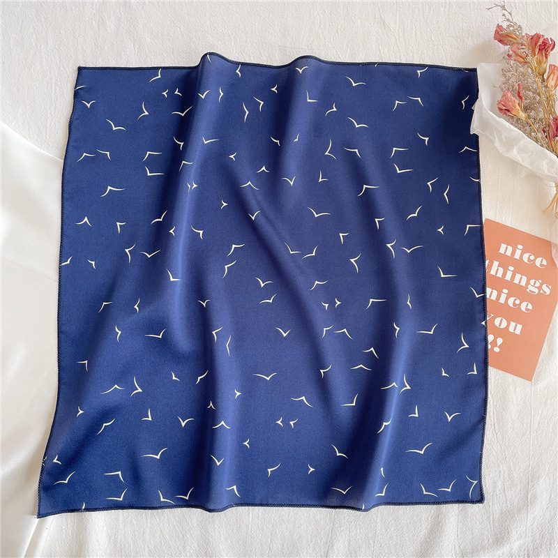 Шелковый платок, синий с принтом — изображение 2