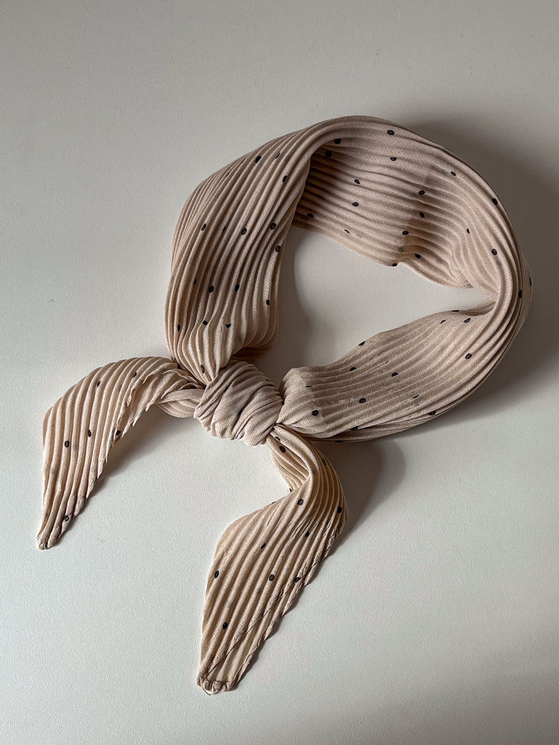 Косынка гофре, бежевая в горошек