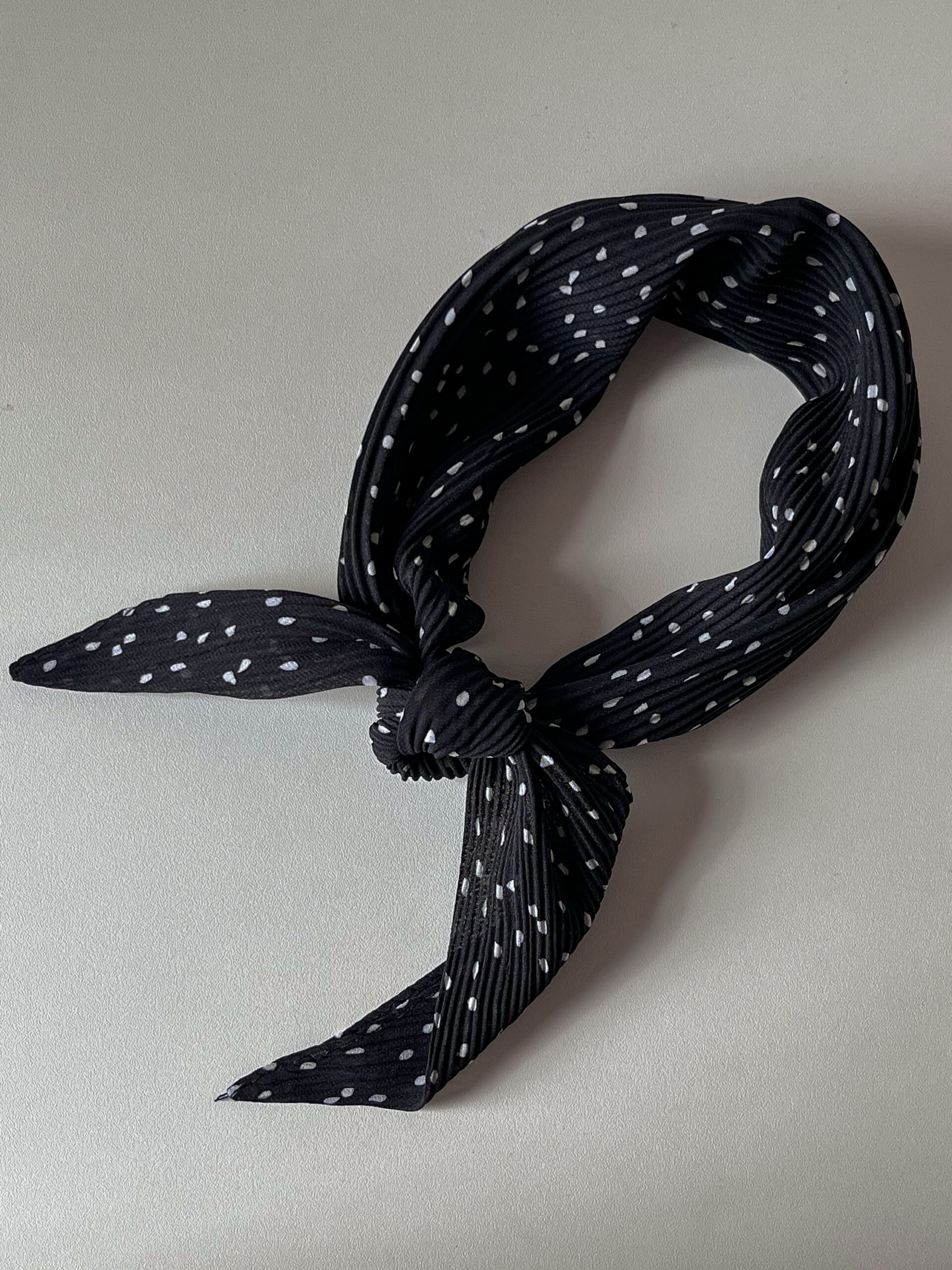 Косынка-гофре, черный в горошек