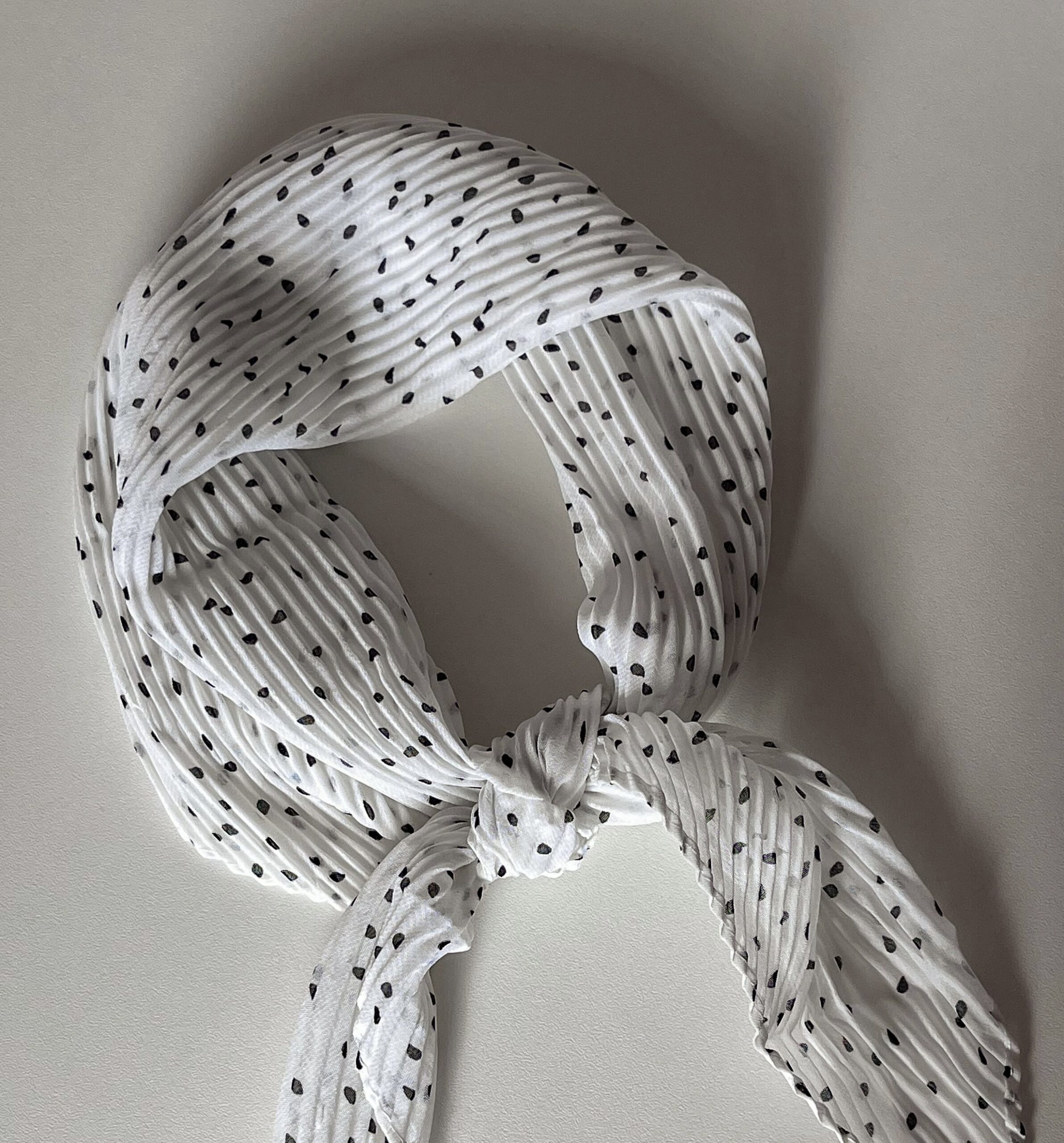 Косынка-гофре, белый в горошек