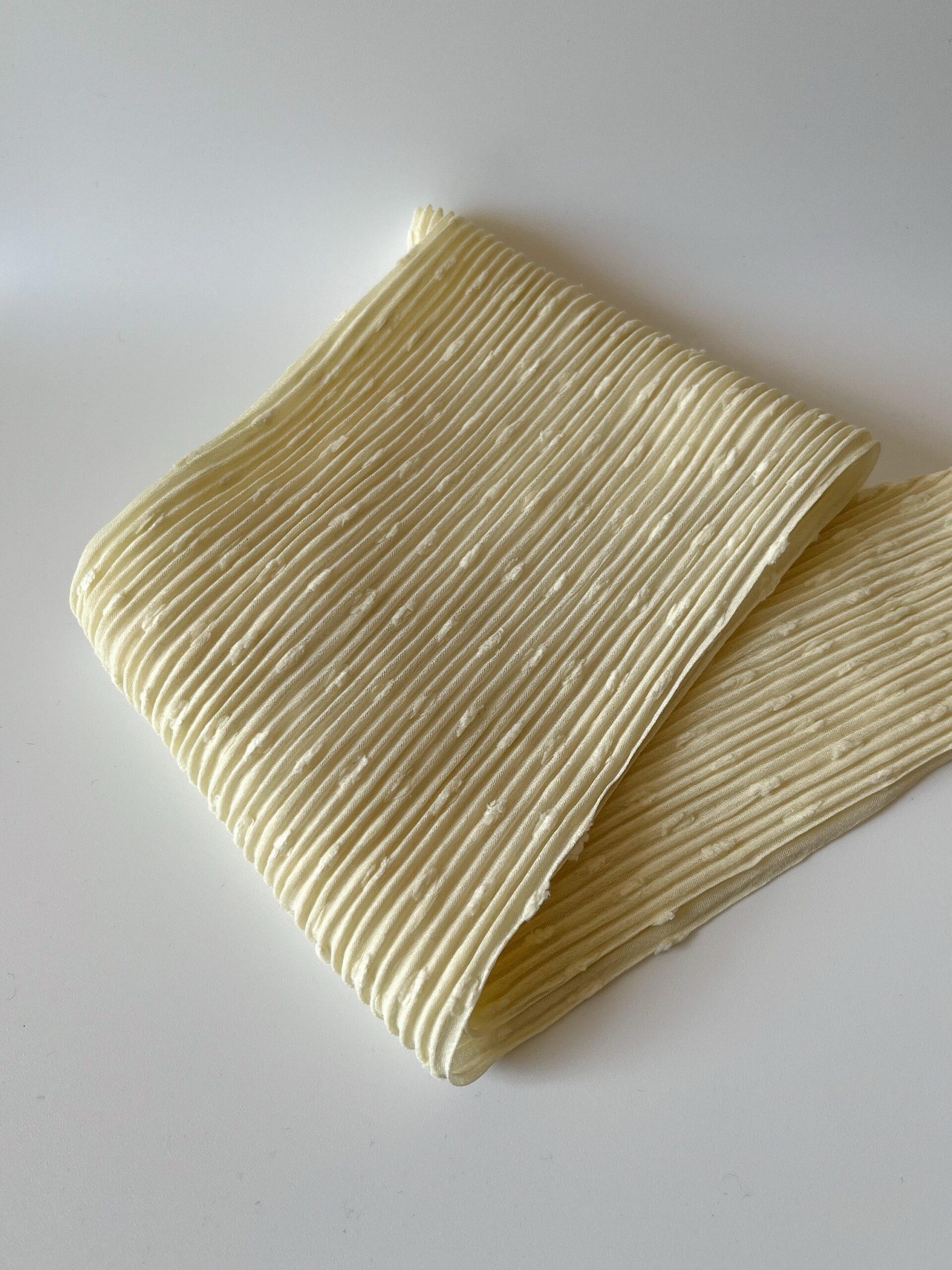 Косынка гофре из шифона, сливочная в фактурный горошек — изображение 3