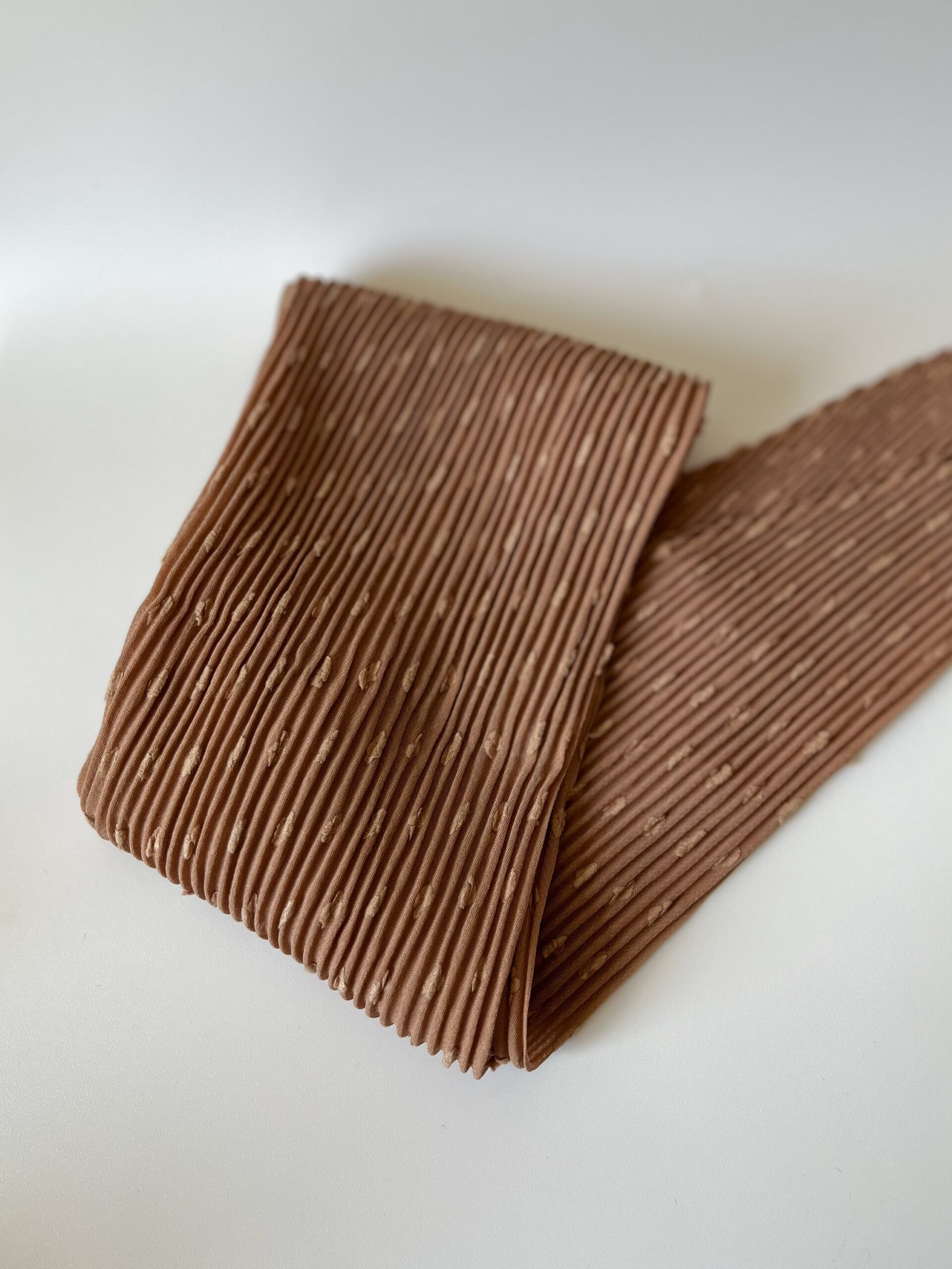 Косынка гофре, темно-бежевый в фактурный горошек — изображение 2