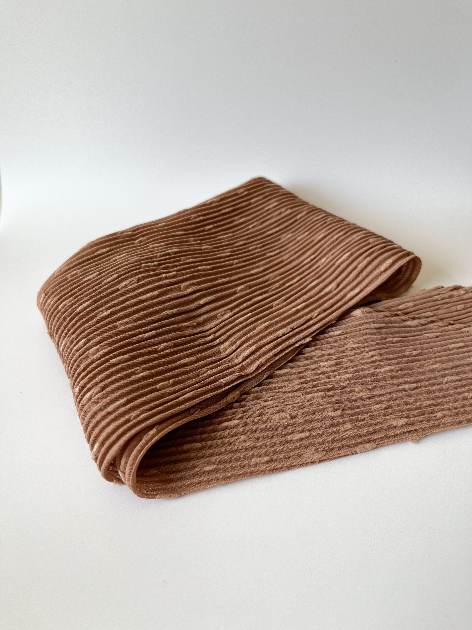 Косынка гофре, темно-бежевый в фактурный горошек — изображение 3