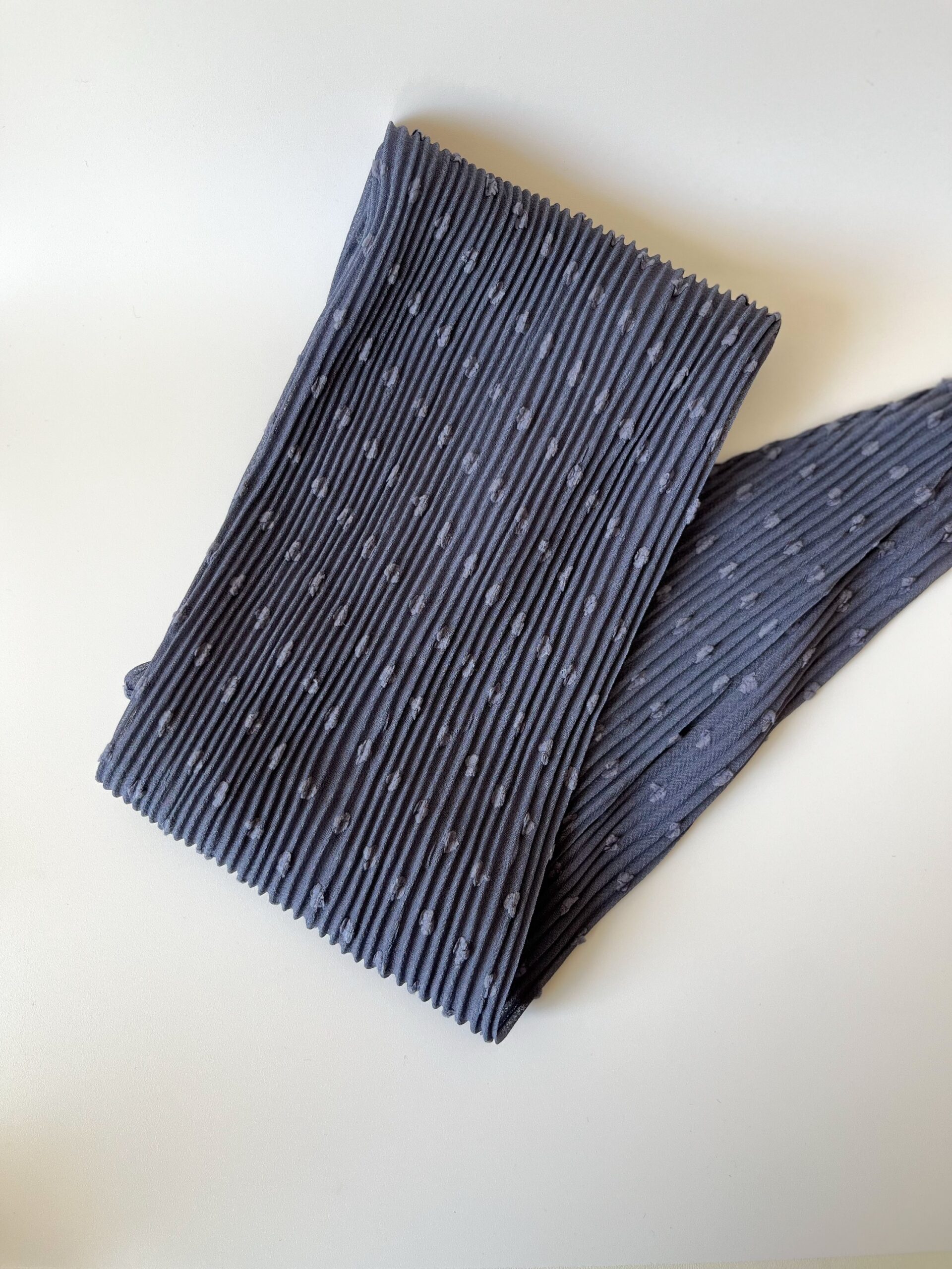 Косынка гофре, серо-голубой в фактурный горошек — изображение 2