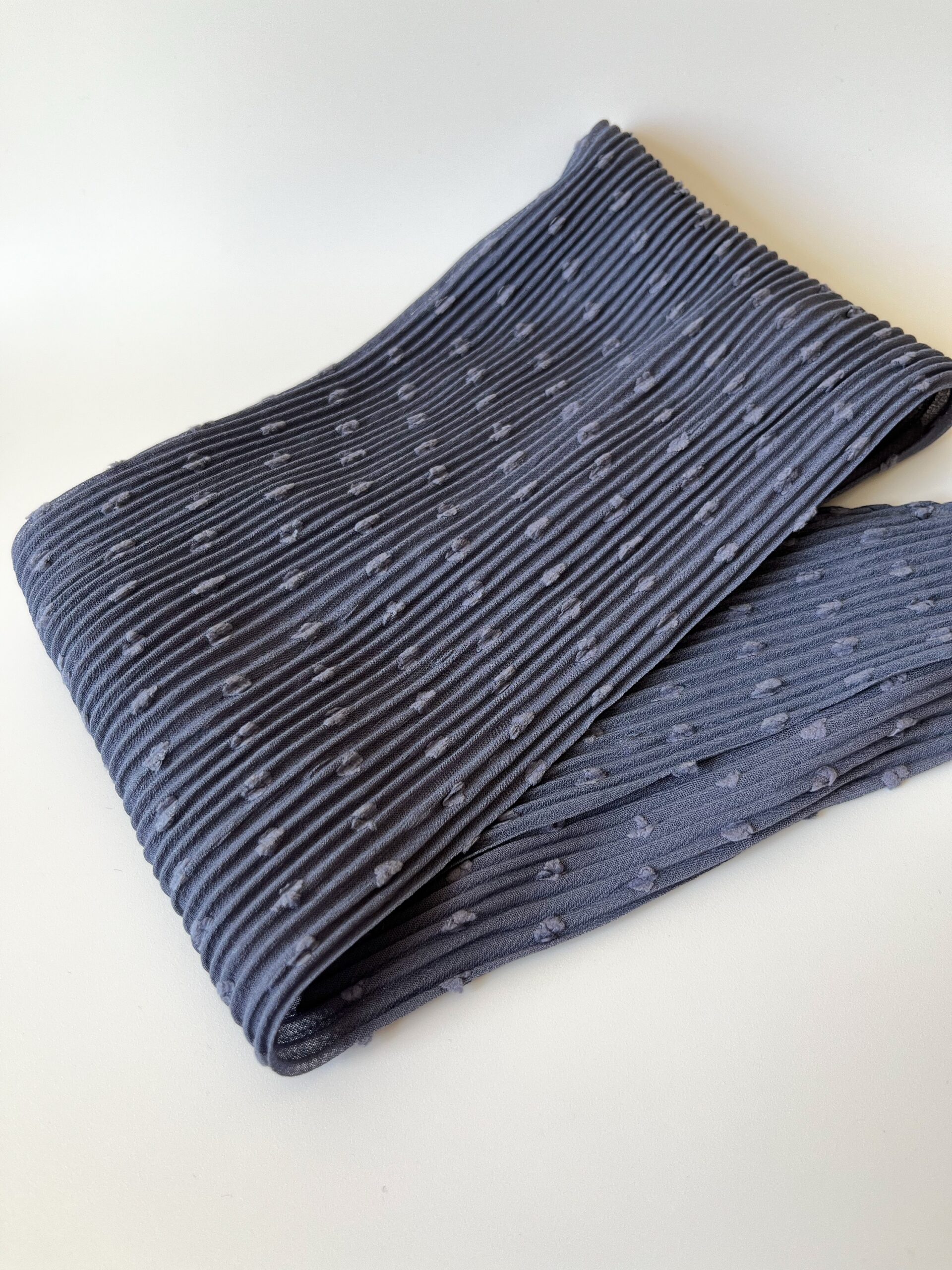 Косынка гофре, серо-голубой в фактурный горошек — изображение 3