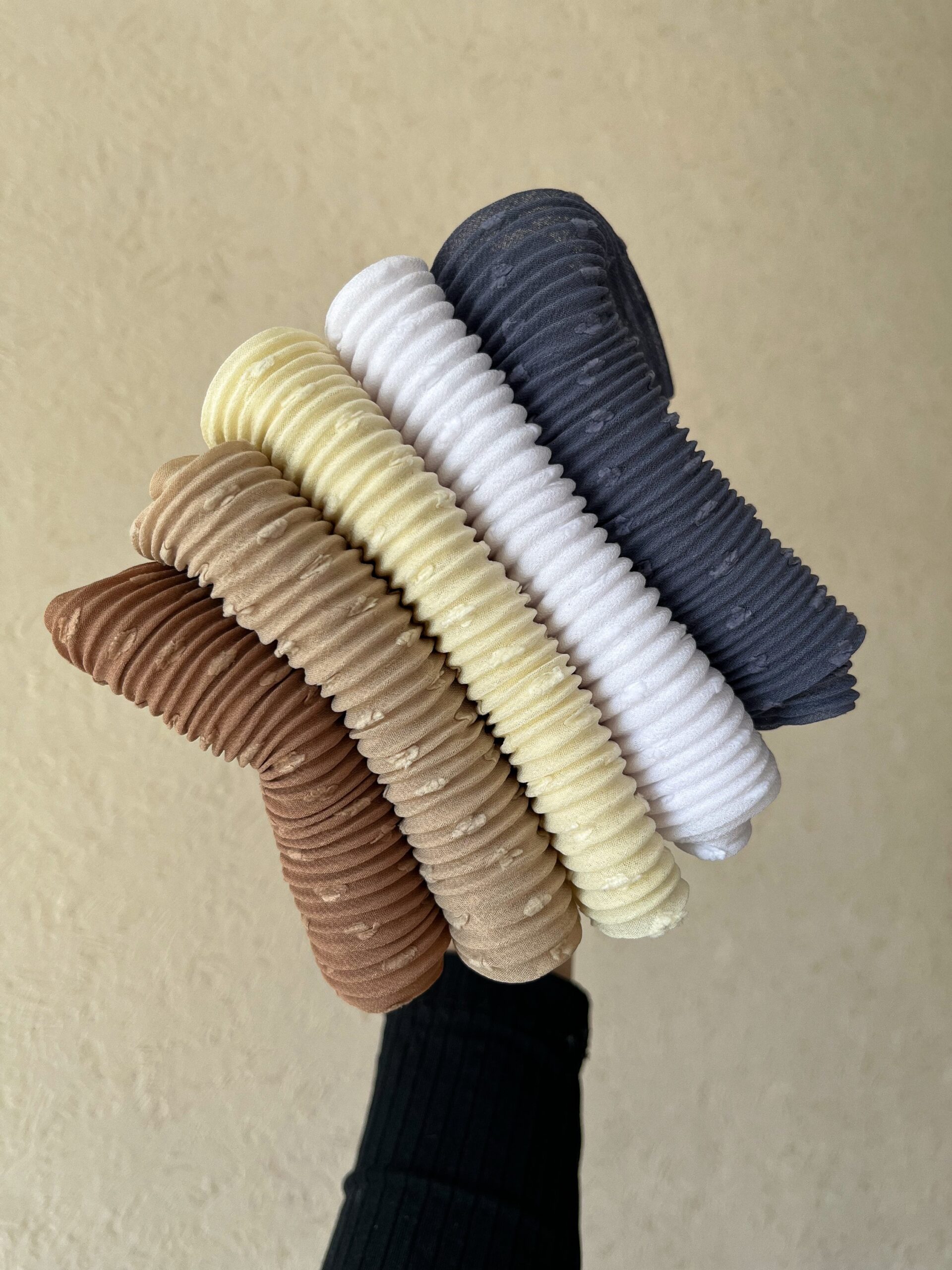 Косынка гофре из шифона, сливочная в фактурный горошек — изображение 6