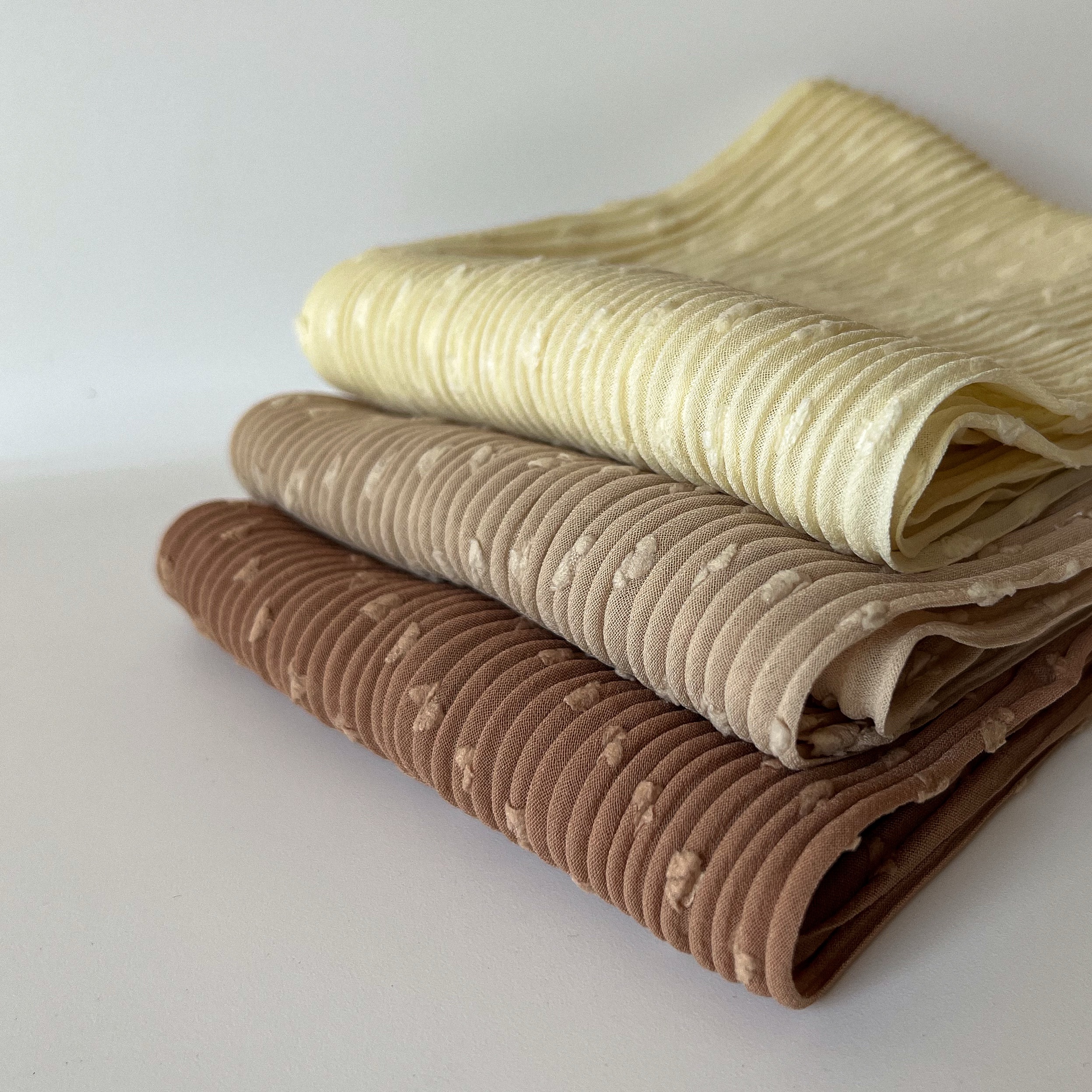 Косынка гофре из шифона, сливочная в фактурный горошек — изображение 2