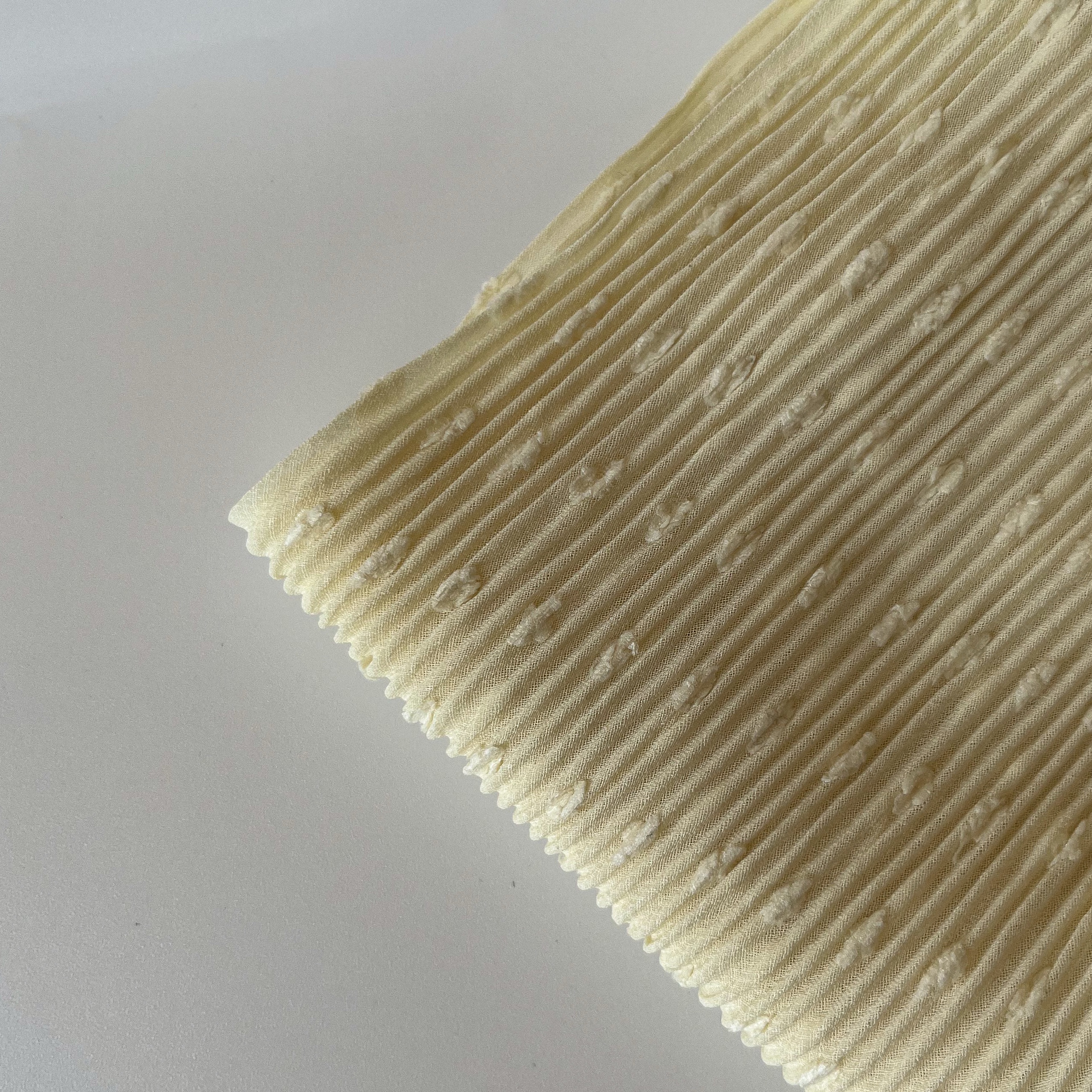 Косынка гофре из шифона, сливочная в фактурный горошек