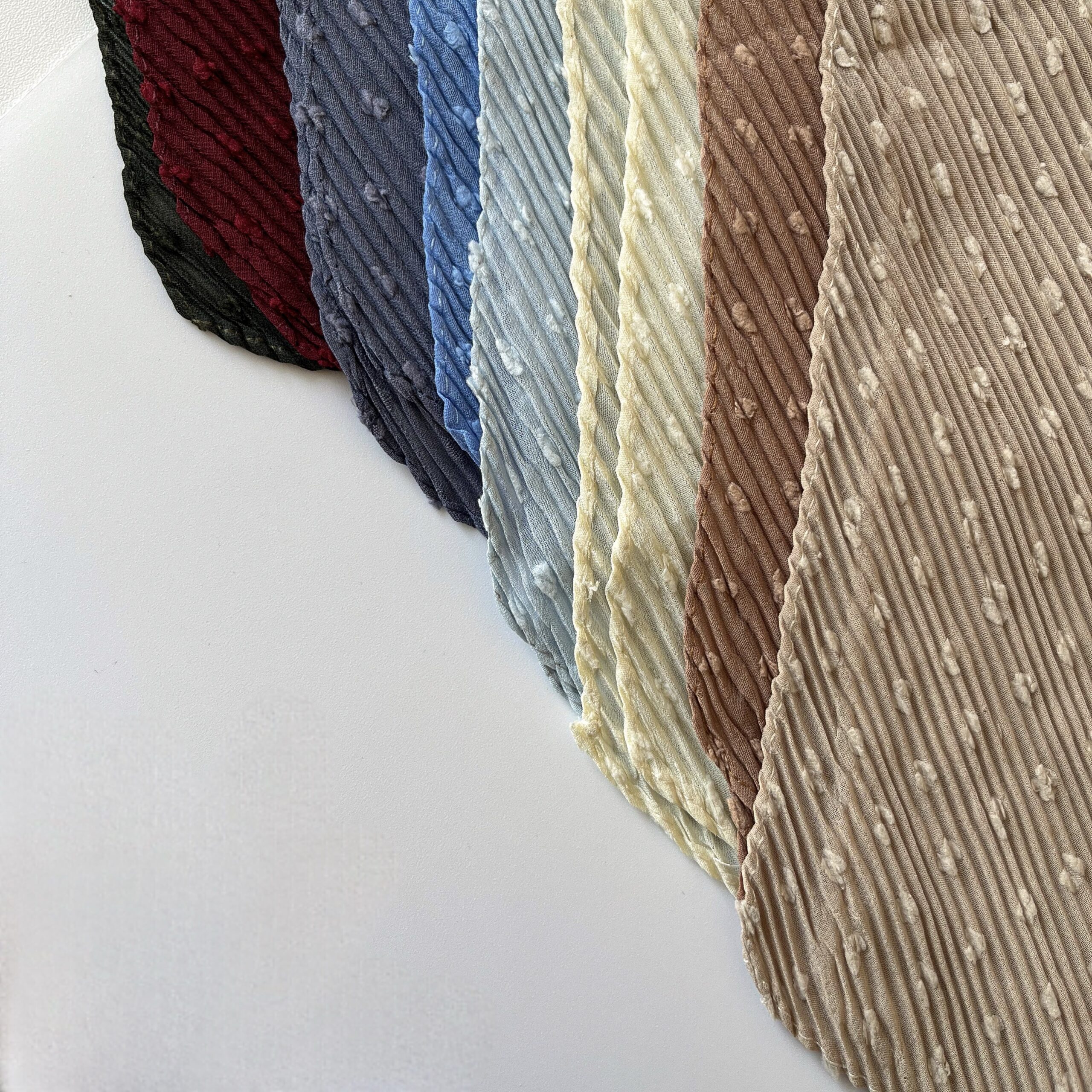 Косынка гофре из шифона, сливочная в фактурный горошек — изображение 5