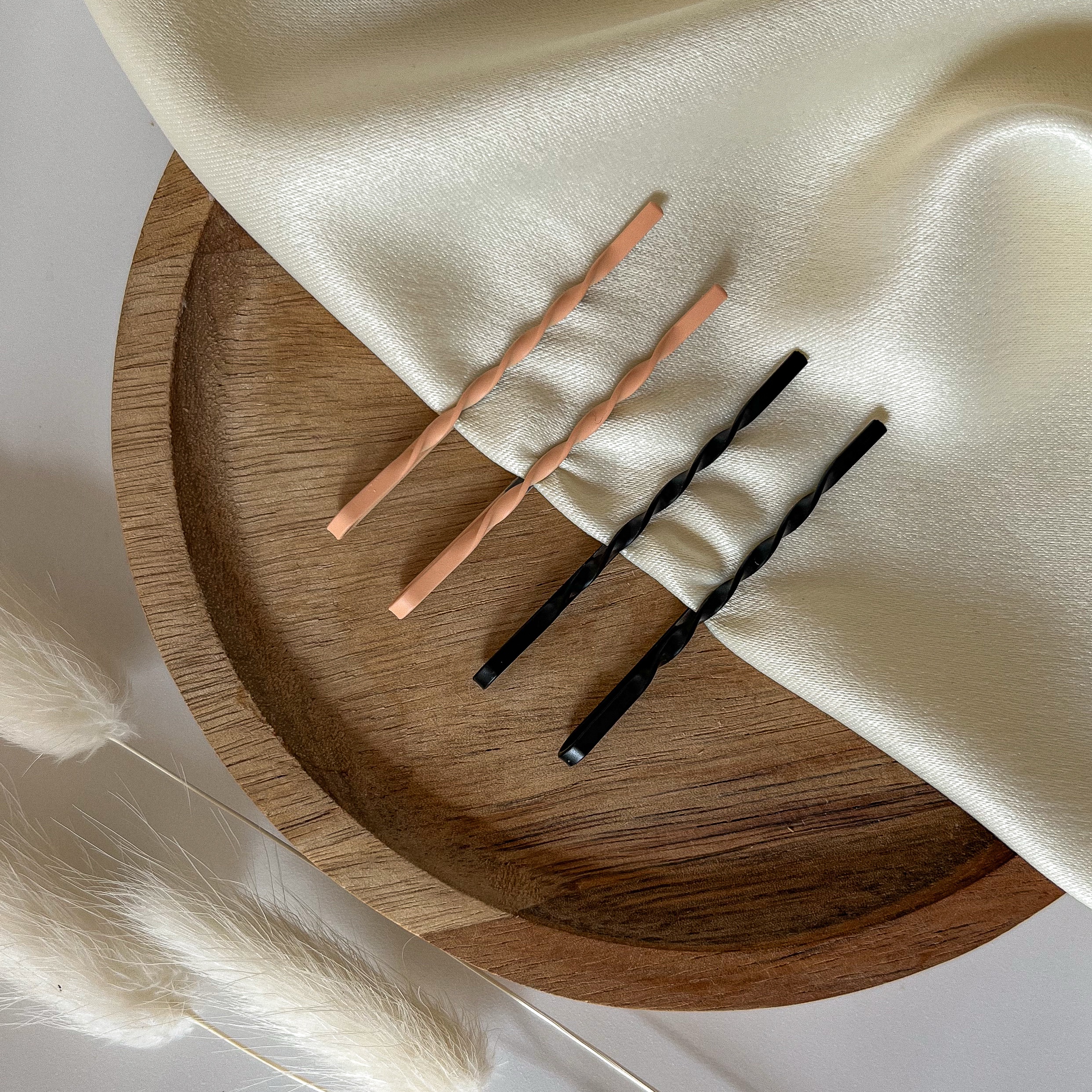 Невидимки «закрученные», бежевые и черные