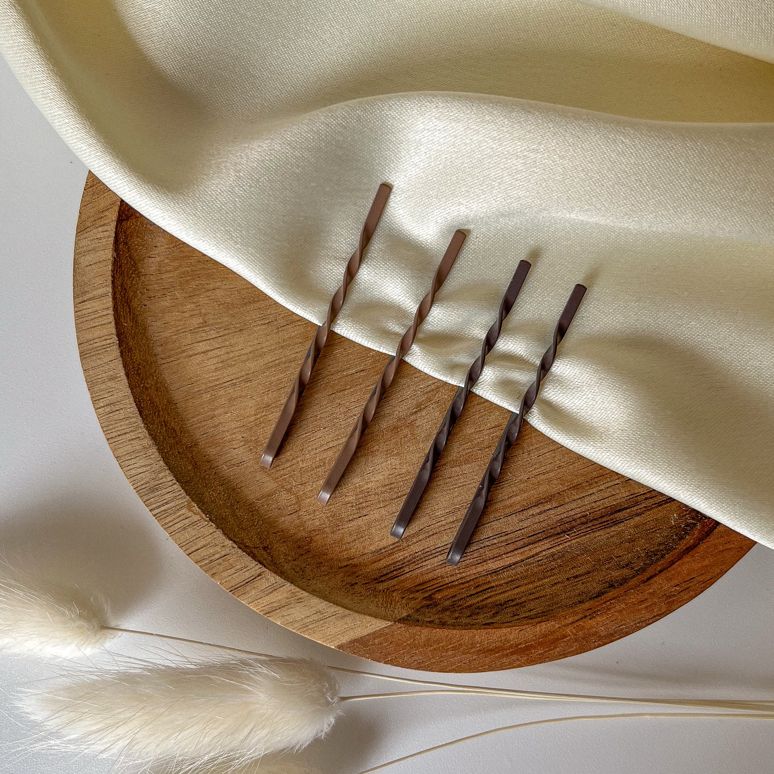 Невидимки «закрученные», коричневые