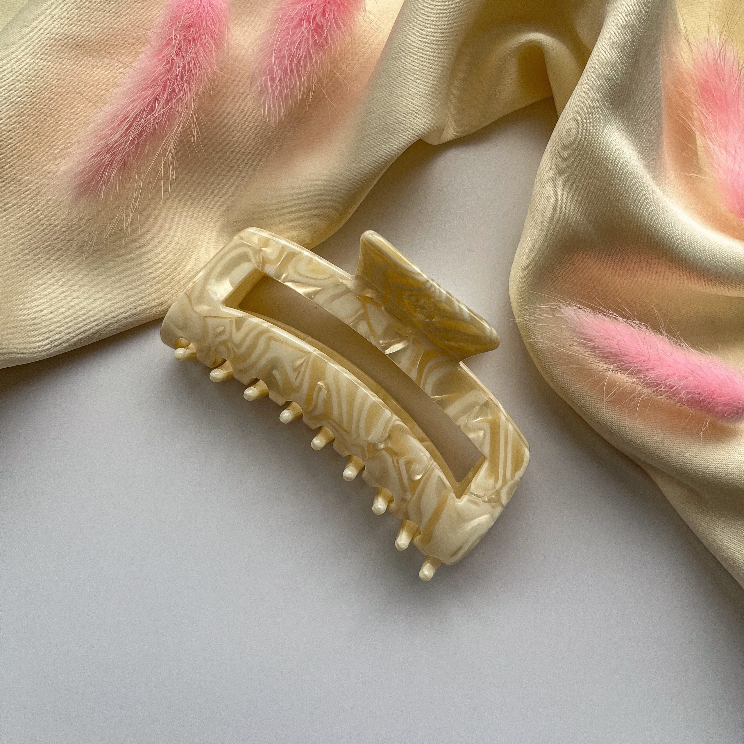 Краб для волос «мраморный перламутр» (8 см), сливочный