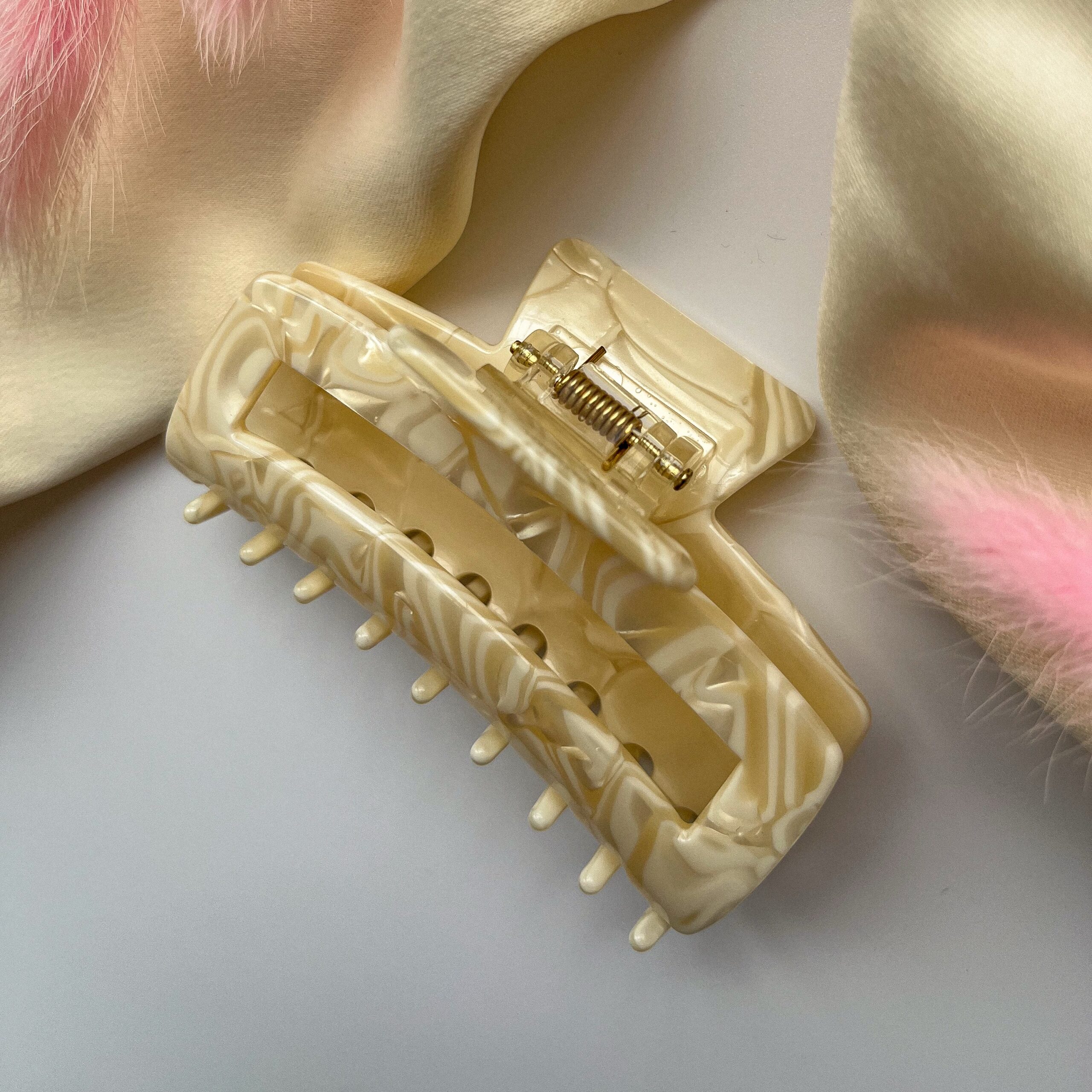 Краб для волос «мраморный перламутр» (8 см), сливочный — изображение 3