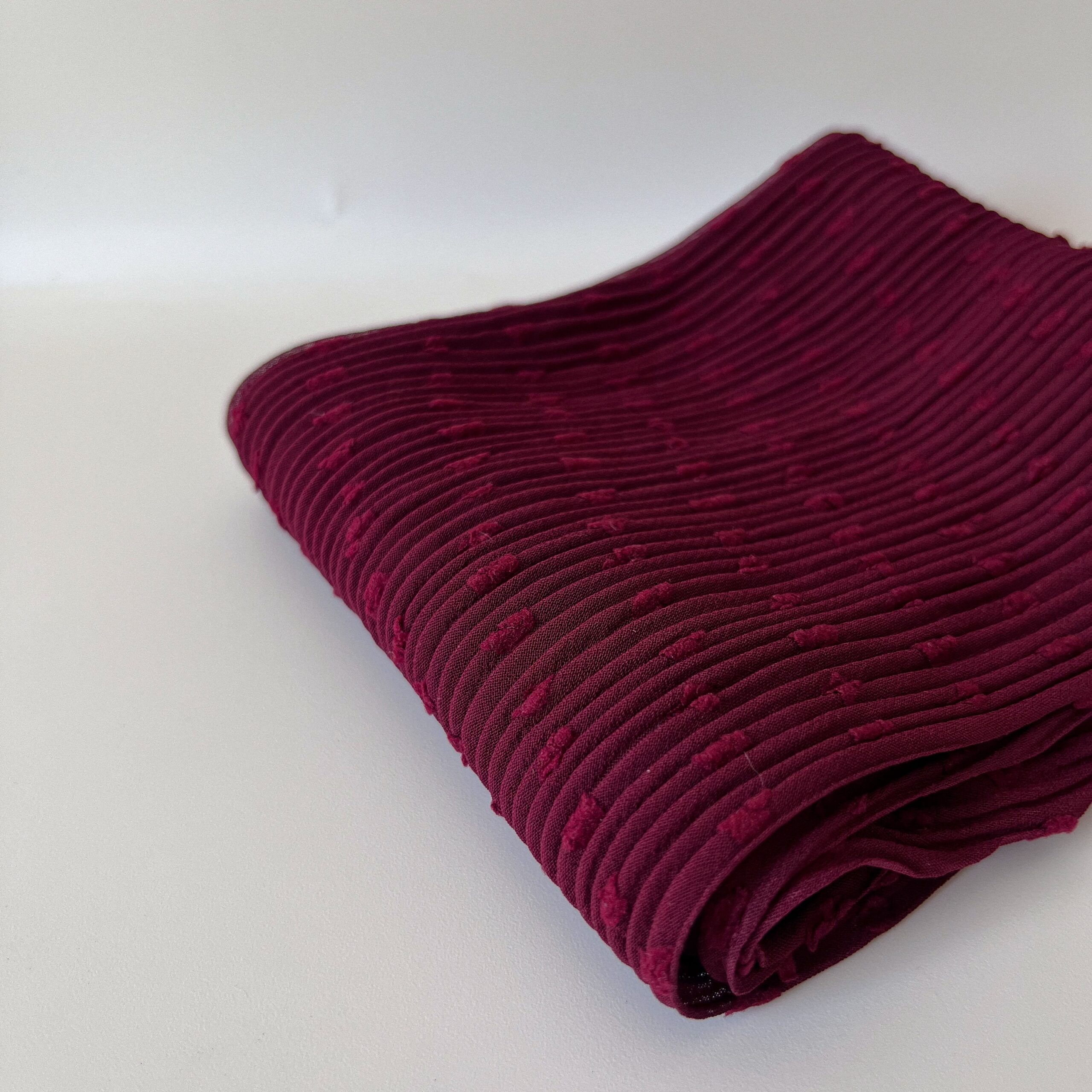 Косынка гофре из шифона в фактурный горошек, бордовый — изображение 2