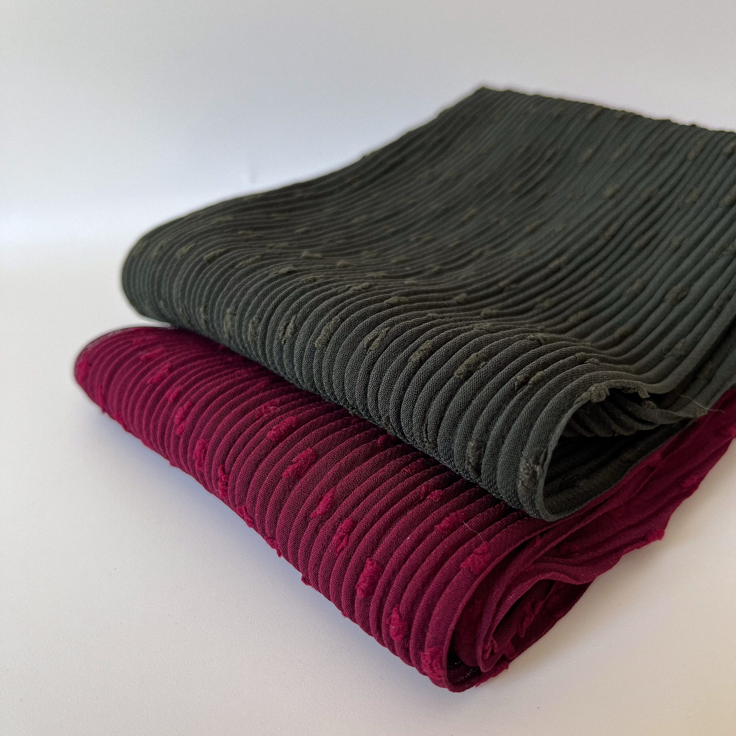 Косынка гофре из шифона в фактурный горошек, бордовый — изображение 3