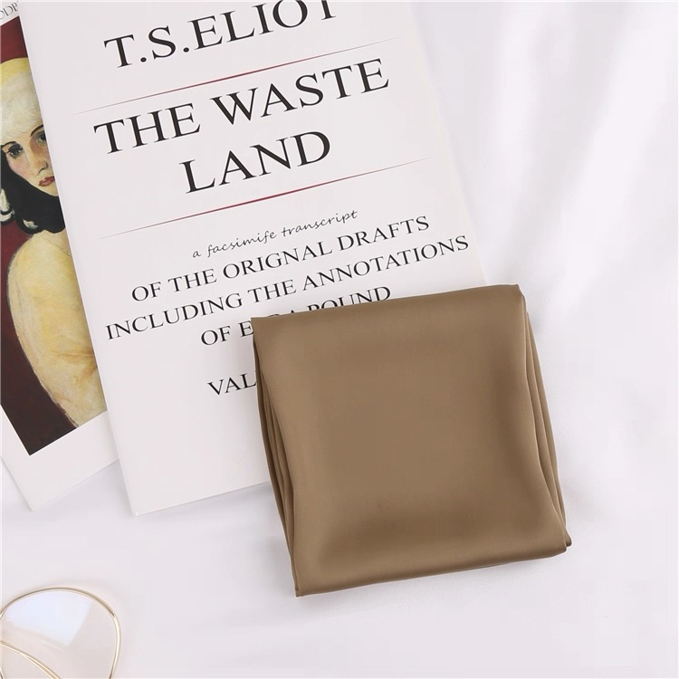 Атласный платок «бежевый с оттенком хаки» 70*70 см — изображение 2