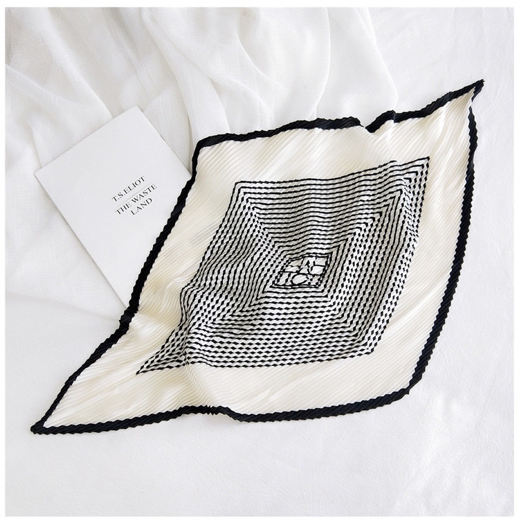 Плиссе шелковая с принтом, бело-черная — изображение 2